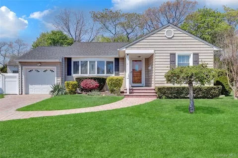 6 Sheep Pasture Ln, Massapequa, NY 11758
