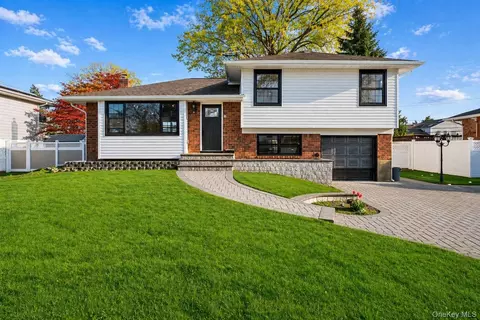10 Lincoln St, Farmingdale, NY 11735