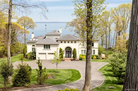 17 Sea Crest Dr, Huntington, NY 11743