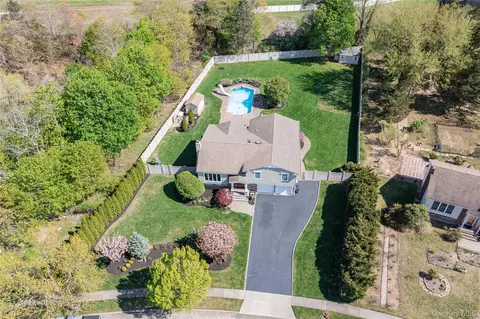 101 Hayrick Ln, Commack, NY 11725