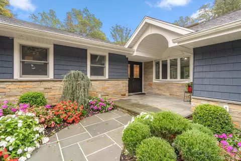 14 S Hollow Rd, Dix Hills, NY 11746