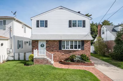 89 Bellevue Ave, Oceanside, NY 11572