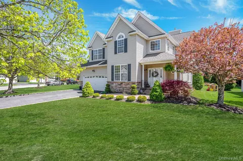8 Joshua Ct, Wading River, NY 11792