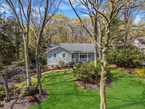 7 Carriage Ct, Dix Hills, NY 11746