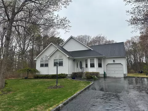 3 Horseshoe Ln, Center Moriches, NY 11934