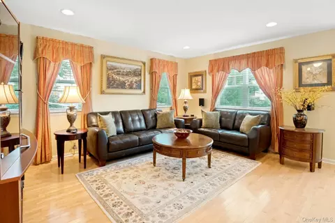 Living - 81 Hillcrest Ln, Peekskill, NY 10566 photo 2 of 3