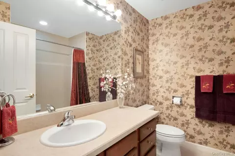 Bath - 81 Hillcrest Ln, Peekskill, NY 10566 photo 4 of 5