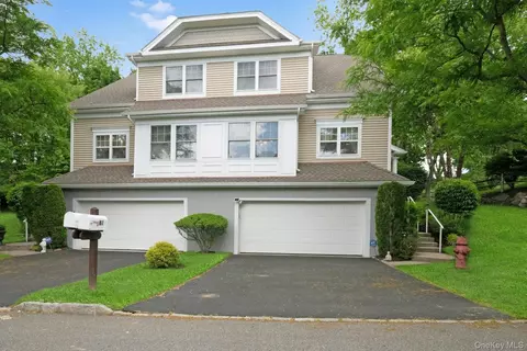 81 Hillcrest Ln, Peekskill, NY 10566
