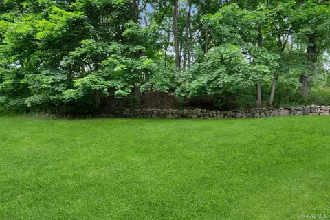 Exterior - 81 Hillcrest Ln, Peekskill, NY 10566 photo 4 of 5
