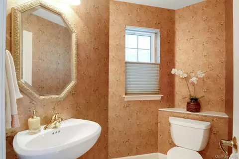Bath - 81 Hillcrest Ln, Peekskill, NY 10566 photo 1 of 5