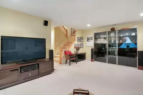 Living - 81 Hillcrest Ln, Peekskill, NY 10566 photo 3 of 3