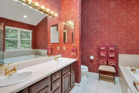 Bath - 81 Hillcrest Ln, Peekskill, NY 10566 photo 2 of 5