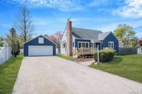 150 Spur Dr S, Bay Shore, NY 11706