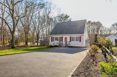 278 Ridge Rd, Ridge, NY 11961