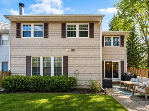 109 Aspen Dr E, Woodbury, NY 11797