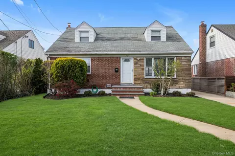 382 Old Country Rd, Mineola, NY 11501