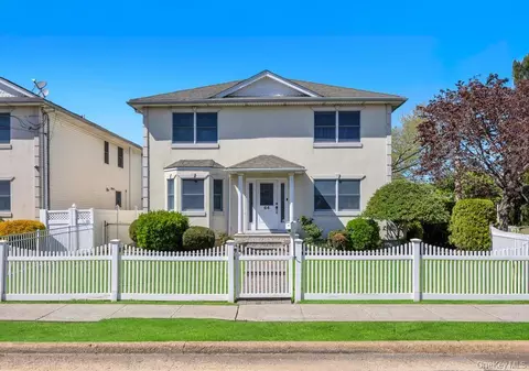 64 Cottage Pl, North Hempstead, NY 11501
