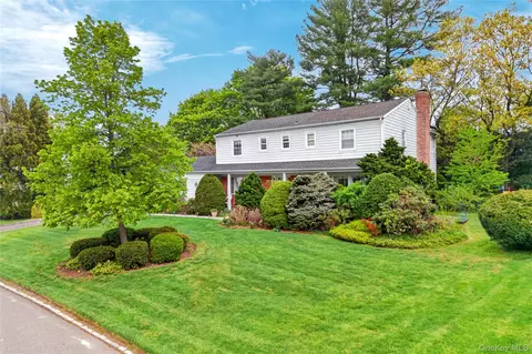 58 Hummingbird Dr, North Hempstead, NY 11576