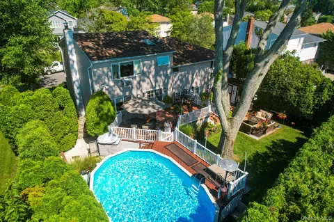 14 Jane Dr, Old Bethpage, NY 11804