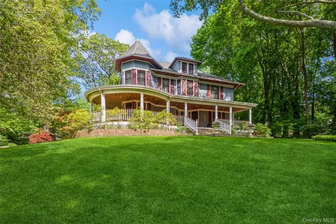 110 Red Spring Ln, Glen Cove, NY 11542