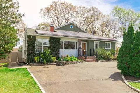 11 Harvest Ln, West Islip, NY 11795