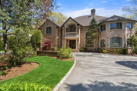 10 Hart Pl, Dix Hills, NY 11746