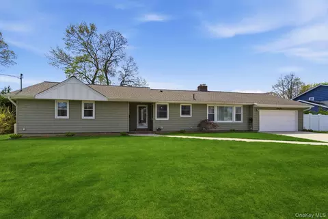 22 Wiggins St, Patchogue, NY 11772