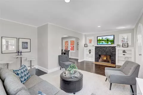 84 Wellington St, Hempstead, NY 11550