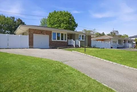 9 Copperbeech Rd, Saint James, NY 11780
