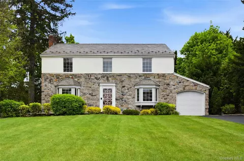 35 Sherry Hill Ln, North Hempstead, NY 11030