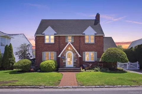 110 Bedford Ave, North Hempstead, NY 11040