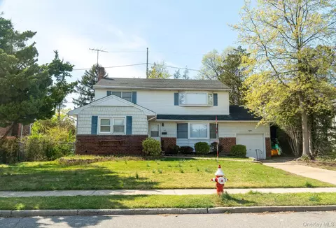 18 Edna Dr, Syosset, NY 11791