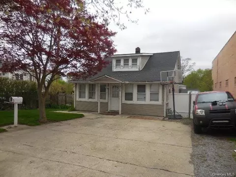 211 Lowndes Ave, Huntington Station, NY 11746