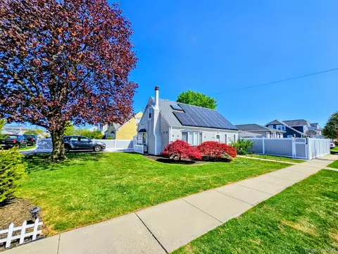 27 Spruce St, Hicksville, NY 11801