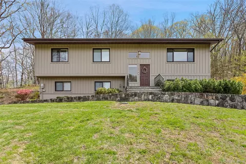19 Crescent Ln, Putnam Valley, NY 10579