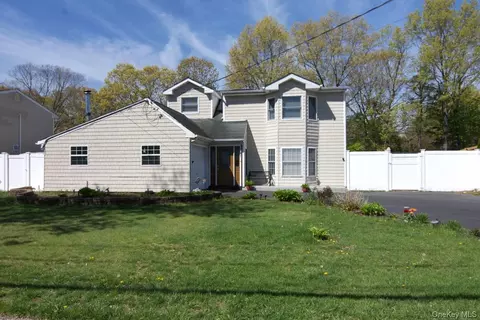 96 Stuyvesant Dr, Port Jefferson Station, NY 11776