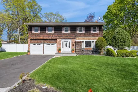 19 Heather Dr, Kings Park, NY 11754