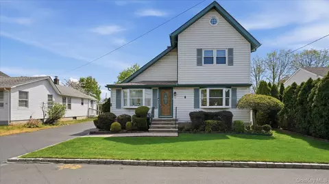 14 Mccord Pl, Bethpage, NY 11714