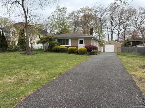 32 Lincoln Dr, Oakdale, NY 11769