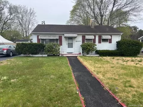 17 Brown St, Riverhead, NY 11901