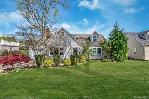 16 Glen Ln, Glen Head, NY 11545