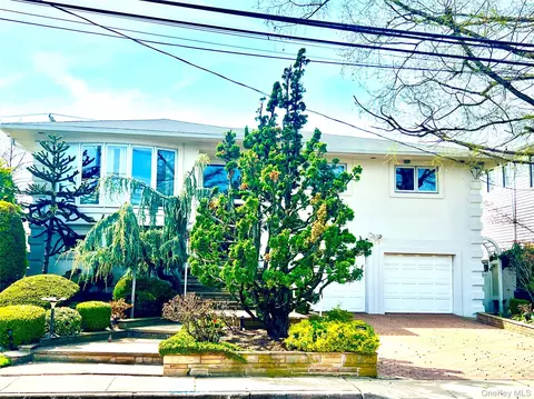 728 Arbuckle Ave, Woodmere, NY 11598