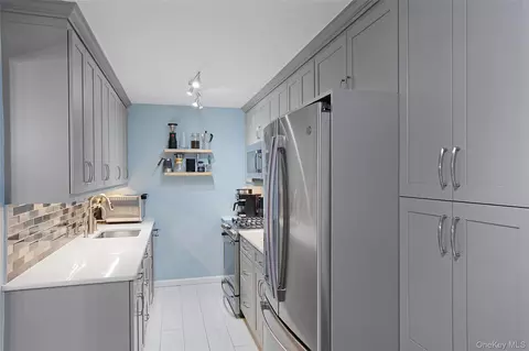 1865 211th St #6E, Bayside, NY 11360