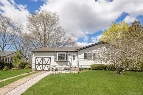 31 Dena Dr, Blue Point, NY 11715