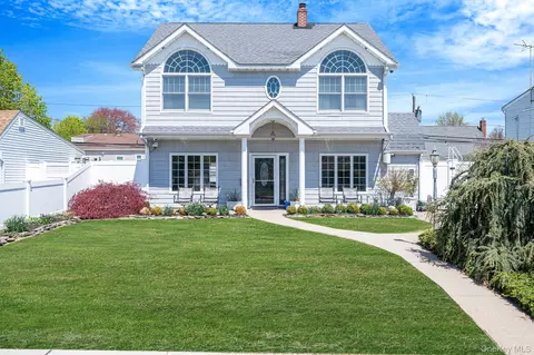 71 Hill Ln, Levittown, NY 11756