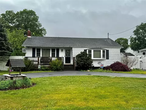 30 Woodmere Pl, Selden, NY 11784
