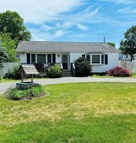 30 Woodmere Pl, Selden, NY 11784