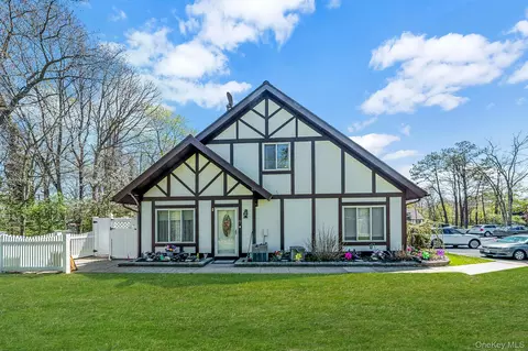71 Crystal Rock Ct, Middle Island, NY 11953