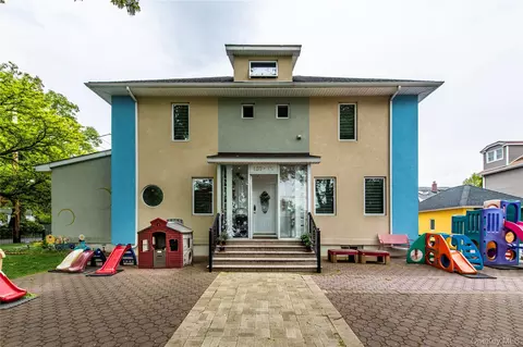 157-15 Oak Ave, Flushing, NY 11355