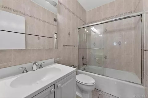 Bath - 16 Rockledge Ave #6D-2, Ossining, NY 10562 photo 1 of 2